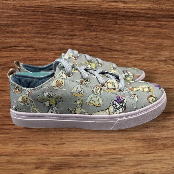 Disney x Toms Other - Disney x TOMS Grey Seven Dwarfs Printed Canvas Sneakers Youth Size 2.